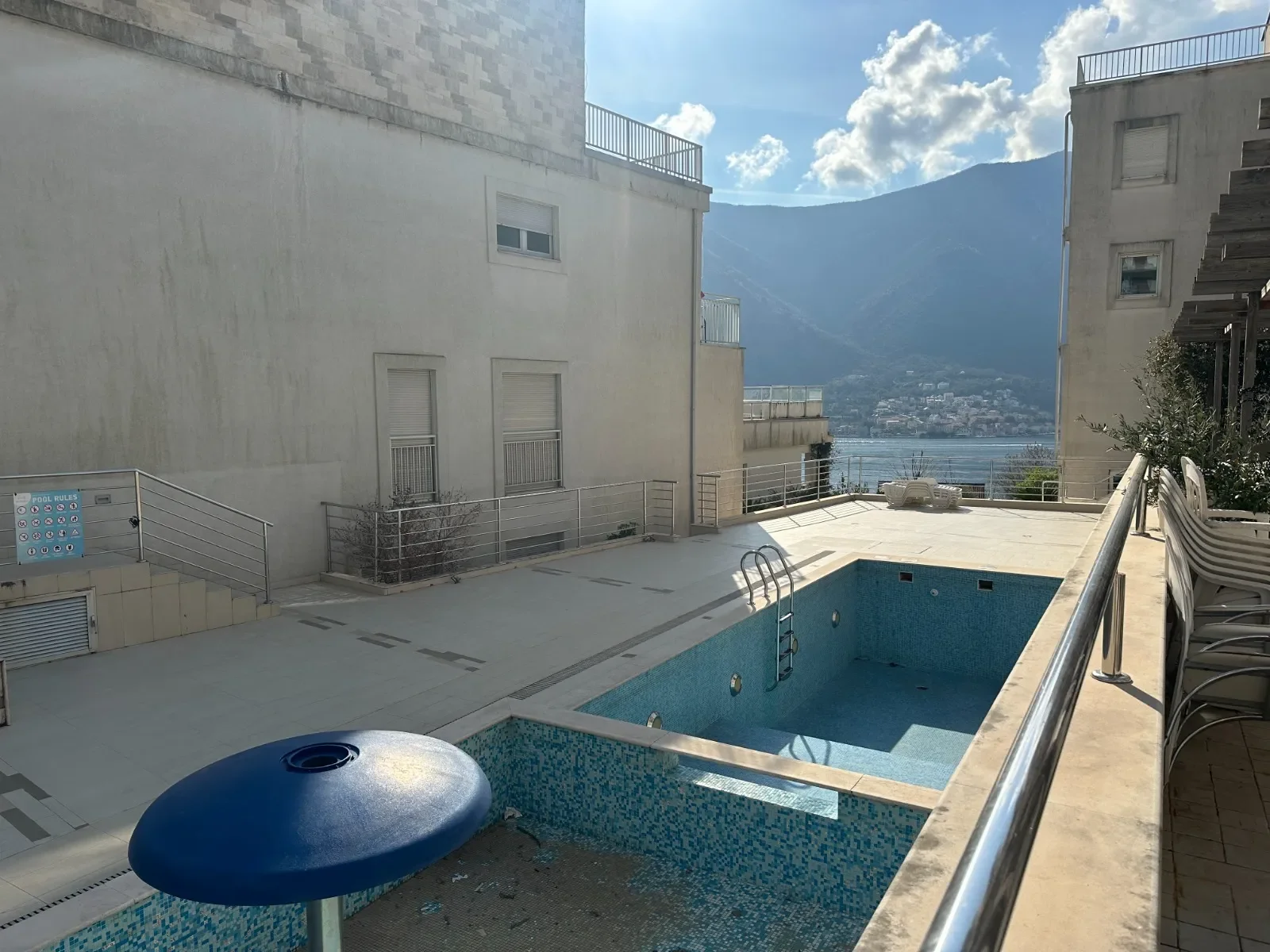 Kotor Dobrota’da Buena Vista’da Deniz ve Havuz Manzaralı 2+1 Daire