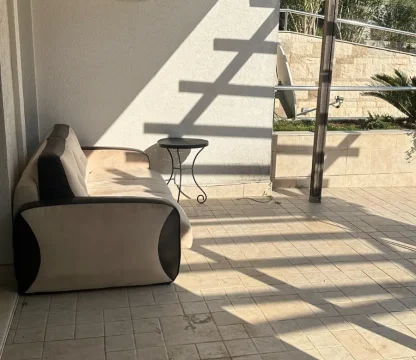 Kotor Dobrota’da Buena Vista’da Deniz ve Havuz Manzaralı 2+1 Daire