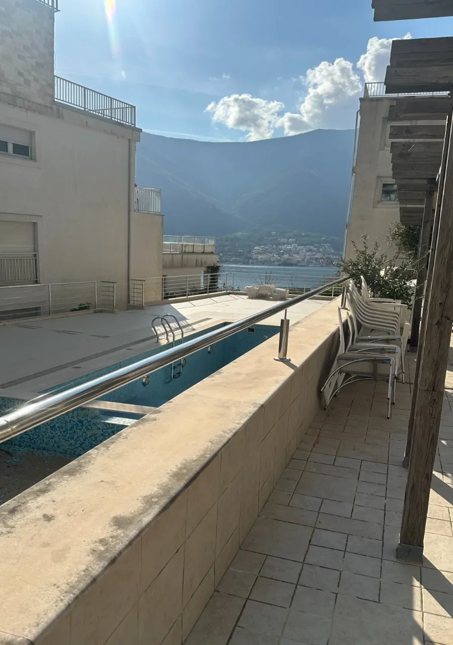 Kotor Dobrota’da Buena Vista’da Deniz ve Havuz Manzaralı 2+1 Daire