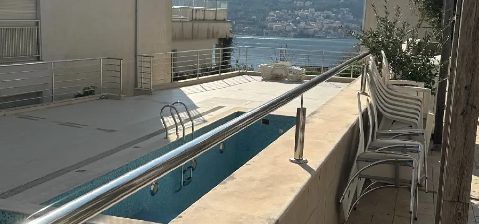 Kotor Dobrota’da Buena Vista’da Deniz ve Havuz Manzaralı 2+1 Daire