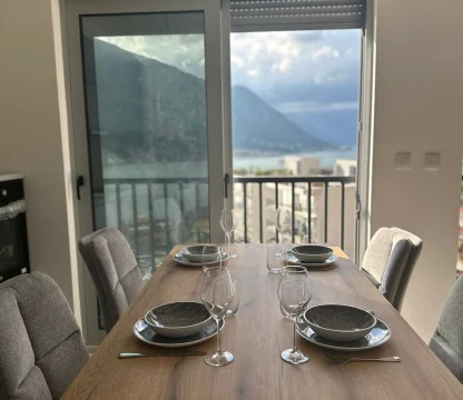 Kotor Dobrota’da Deniz Manzaralı 2+1 Daire – 69 m²