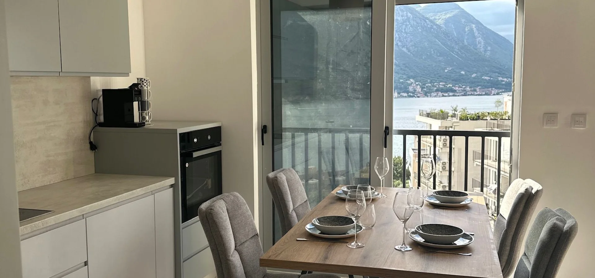 Kotor Dobrota’da Deniz Manzaralı 2+1 Daire – 69 m²