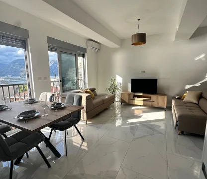 Kotor Dobrota’da Deniz Manzaralı 2+1 Daire – 69 m²