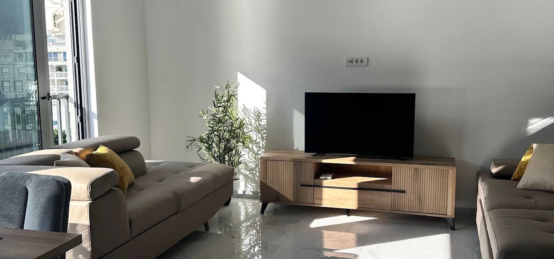 Kotor Dobrota’da Deniz Manzaralı 2+1 Daire – 69 m²
