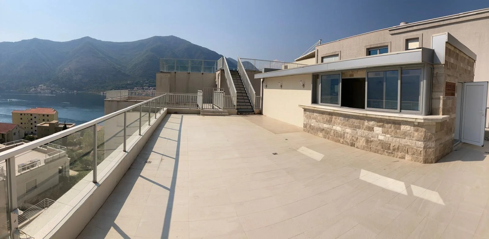 Kotor Dobrota'da Deniz Manzaralı 1+0 Satılık Stüdyo Daire