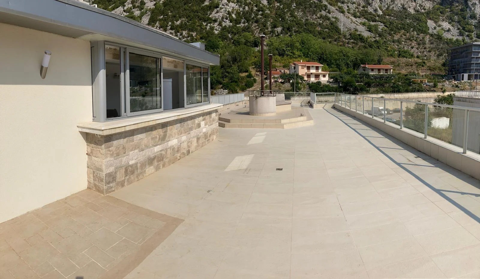 Kotor Dobrota'da Deniz Manzaralı 1+0 Satılık Stüdyo Daire