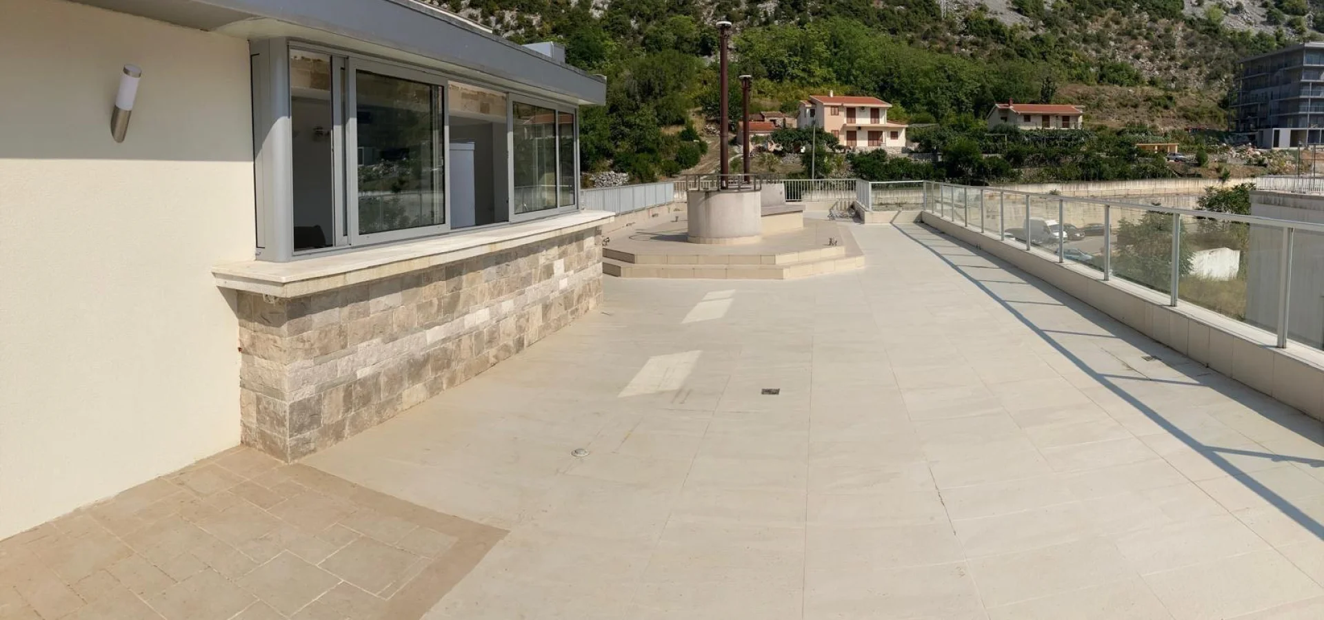 Kotor Dobrota'da Deniz Manzaralı 1+0 Satılık Stüdyo Daire