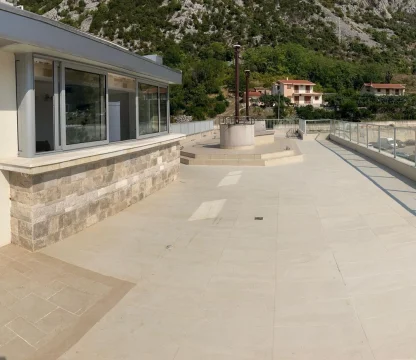 Kotor Dobrota'da Deniz Manzaralı 1+0 Satılık Stüdyo Daire