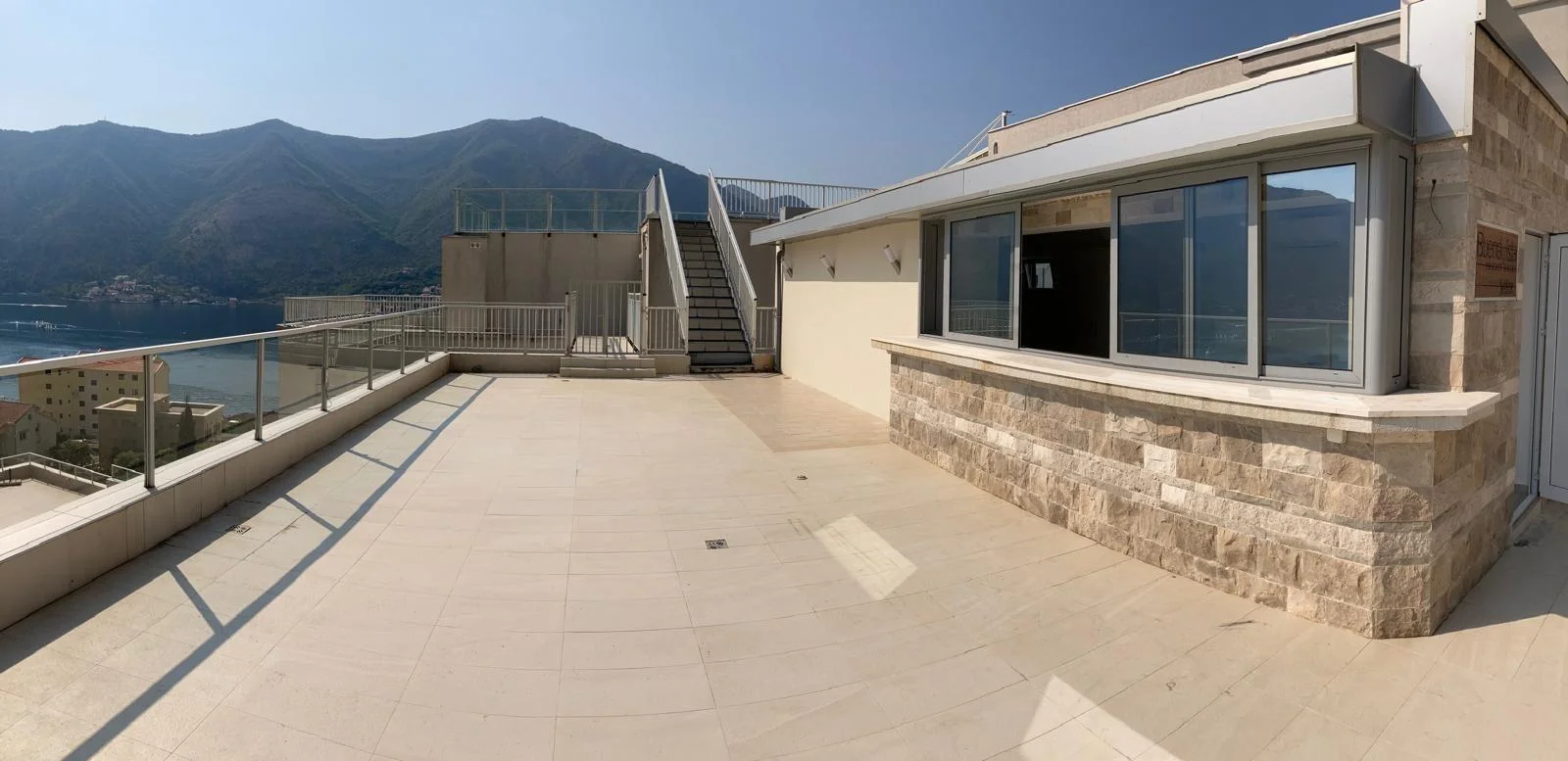 Kotor Dobrota'da Deniz Manzaralı 1+0 Satılık Stüdyo Daire
