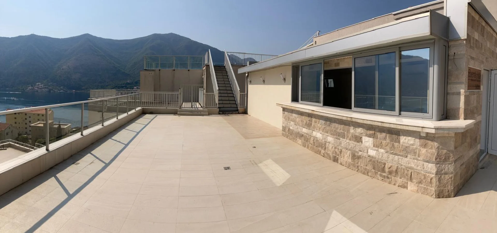 Kotor Dobrota'da Deniz Manzaralı 1+0 Satılık Stüdyo Daire