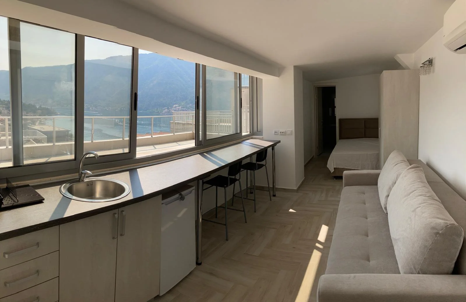 Kotor Dobrota'da Deniz Manzaralı 1+0 Satılık Stüdyo Daire