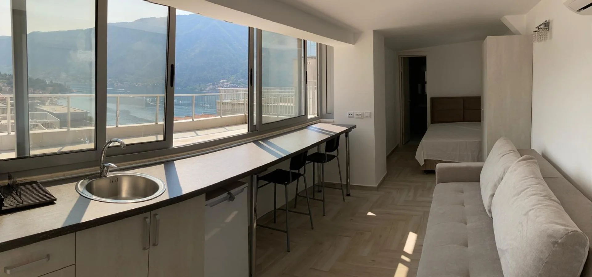 Kotor Dobrota'da Deniz Manzaralı 1+0 Satılık Stüdyo Daire