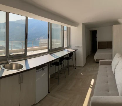 Kotor Dobrota'da Deniz Manzaralı 1+0 Satılık Stüdyo Daire