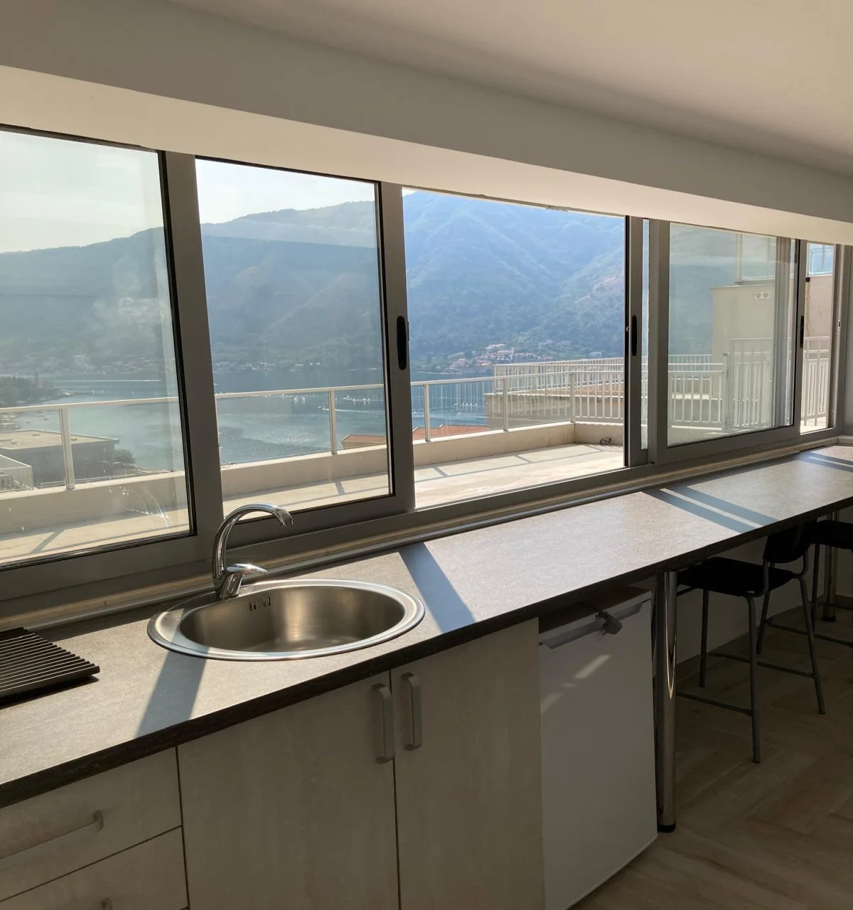 Kotor Dobrota'da Deniz Manzaralı 1+0 Satılık Stüdyo Daire