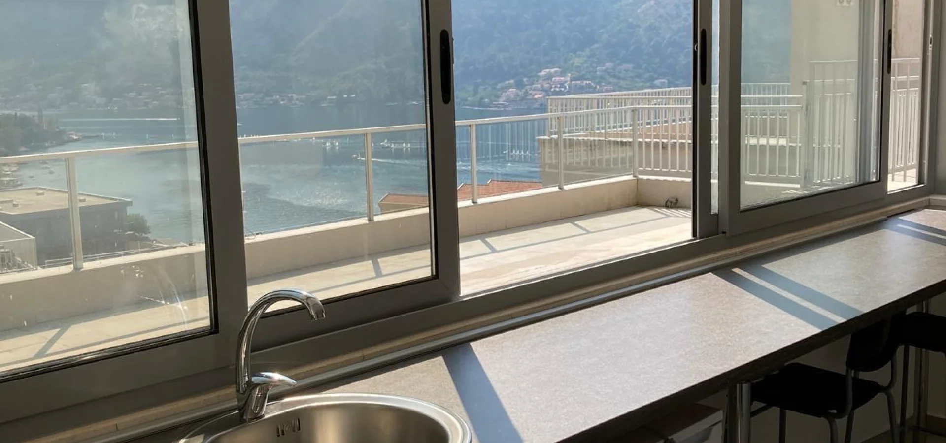 Kotor Dobrota'da Deniz Manzaralı 1+0 Satılık Stüdyo Daire