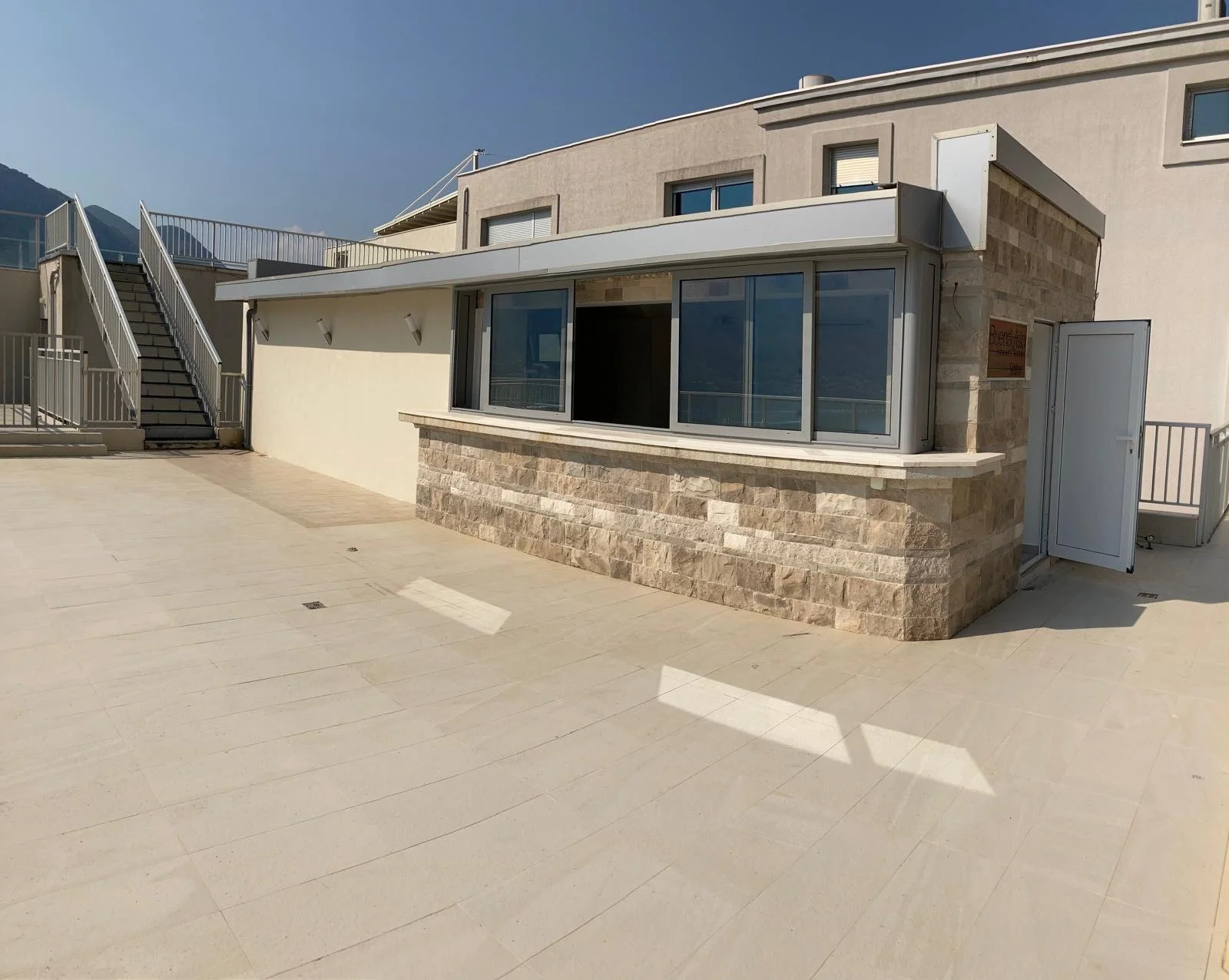 Kotor Dobrota'da Deniz Manzaralı 1+0 Satılık Stüdyo Daire