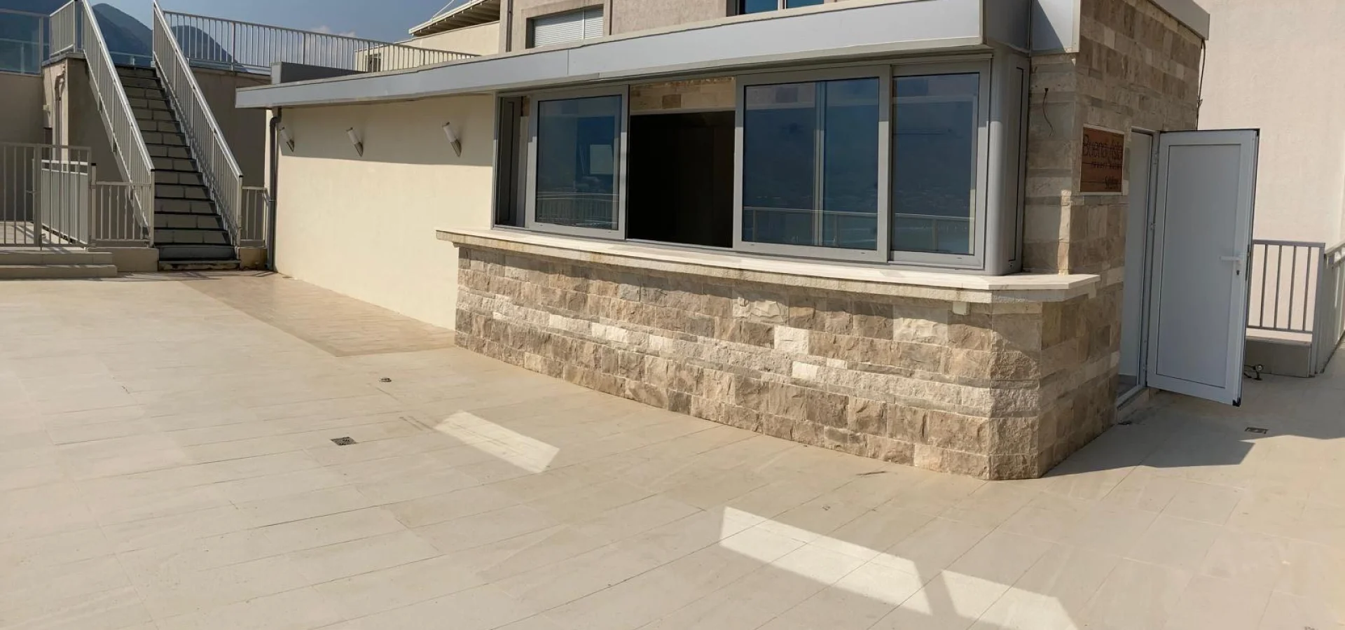 Kotor Dobrota'da Deniz Manzaralı 1+0 Satılık Stüdyo Daire