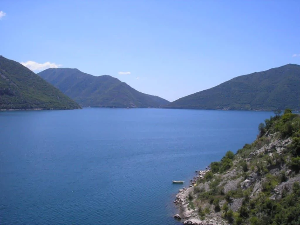 Kotor Perast'ta Denize Sıfır Satılık Arsa – Adriyatik Kıyısında Eşsiz Yatırım Fırsatı
