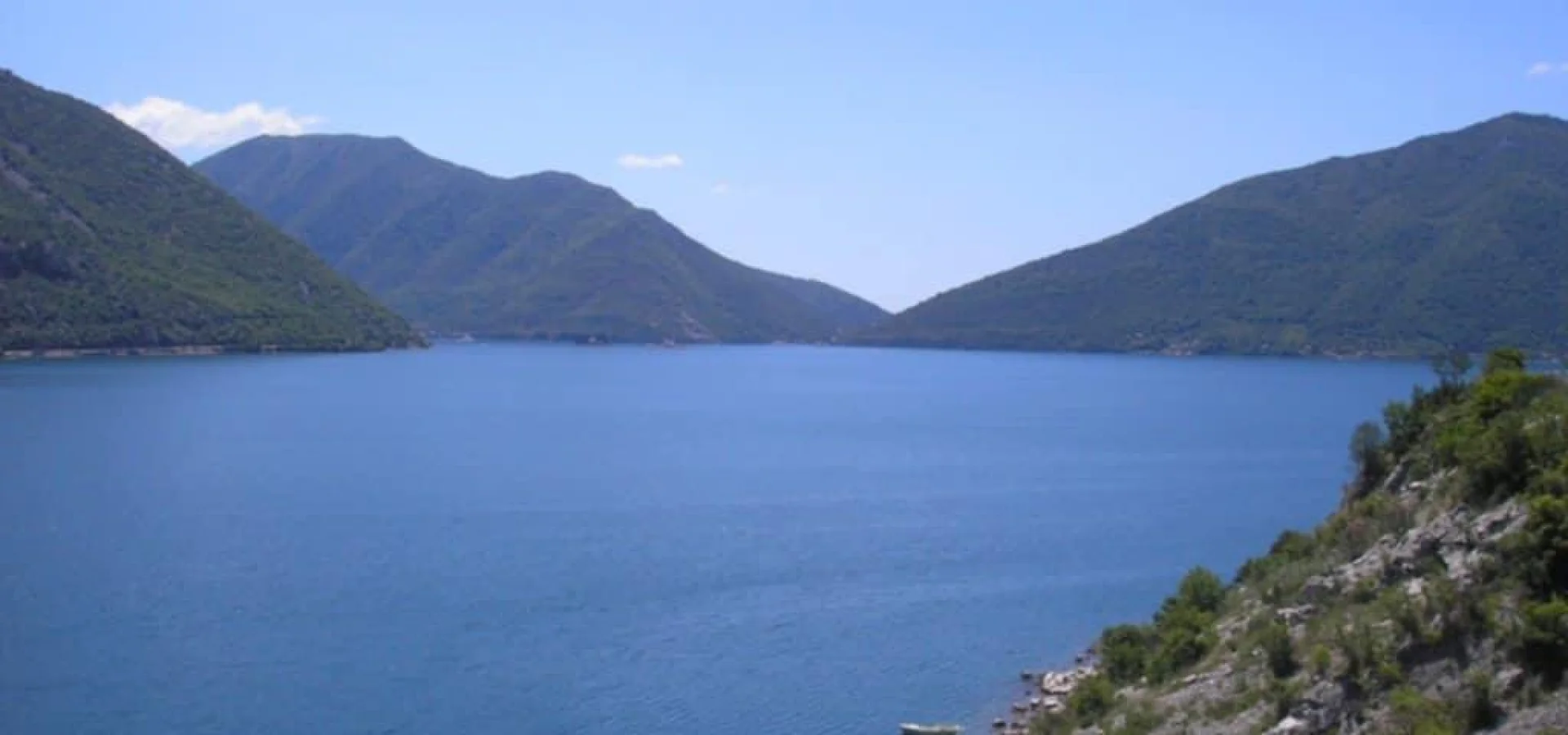 Kotor Perast'ta Denize Sıfır Satılık Arsa – Adriyatik Kıyısında Eşsiz Yatırım Fırsatı