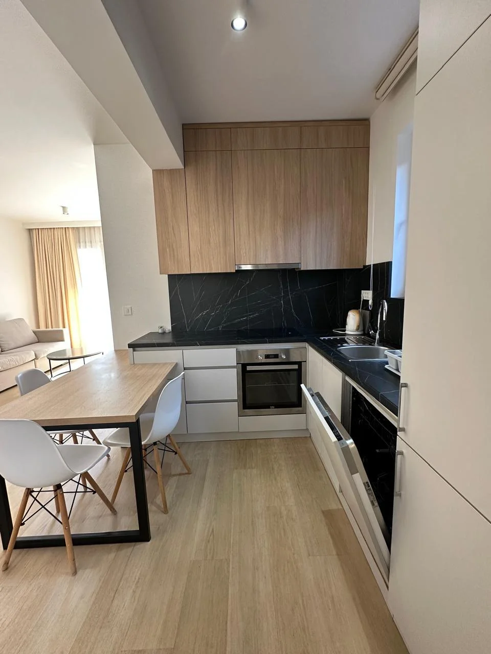 Budva Becici'de yüzme havuzu olan bir binada 1 + 1 daire Acil satış!
