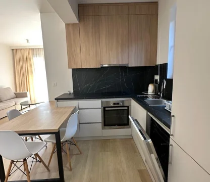 Budva Becici'de yüzme havuzu olan bir binada 1 + 1 daire Acil satış!